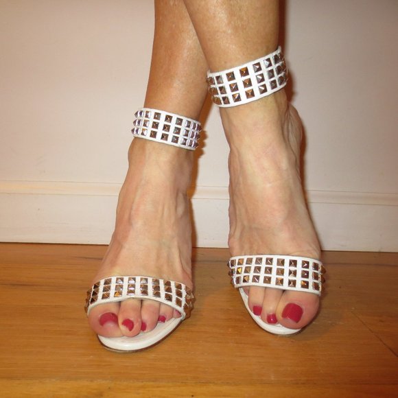 Sexy MANOLO BLAHNIK White Leather Studded Ankle Cuff High Heel Sandals - Picture 5 of 10